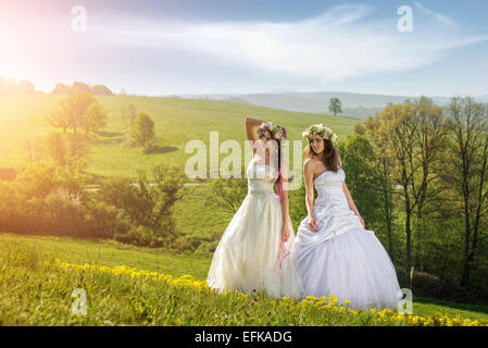 2 schöne Braut auf einer Wiese am frühen Morgen Stockfoto