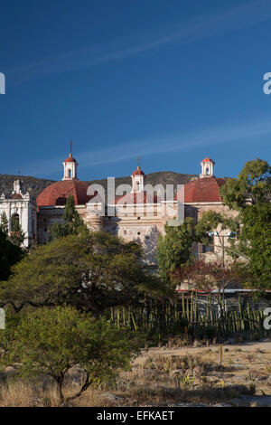 Mitla, Oaxaca, Mexiko - The Kirche San Pablo (St. Paul), erbaut von den Spaniern im 16. Jahrhundert auf den Ruinen von Mitla. Stockfoto