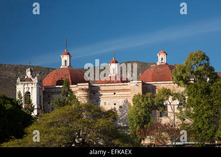 Mitla, Oaxaca, Mexiko - The Kirche San Pablo (St. Paul), erbaut von den Spaniern im 16. Jahrhundert auf den Ruinen von Mitla. Stockfoto