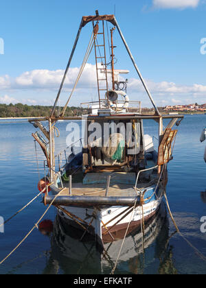 altes Fischerboot im Hafen verankert Stockfoto