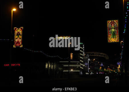 Nachtansicht, Pleasure Beach Casino, eine große Achterbahn, verbleit Lichter Bilder, South Promenade, Blackpool Illuminations 2013 Stockfoto