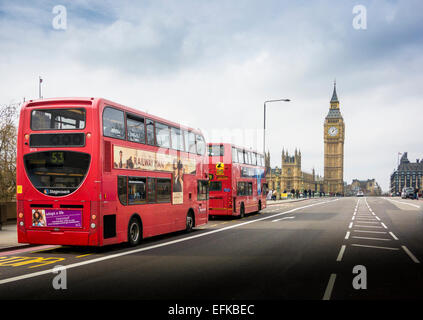 Zwei Londoner Busse über Westminster Brücke mit Big Ben im Hintergrund Stockfoto