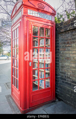 Britische rote Telefonzelle jetzt verwendet als Mikro-Bibliothek Stockfoto