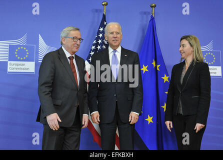 Brüssel, Belgien. 6. Februar 2015. Europäischen Kommission Präsident Jean-Claude Juncker (L) und Hohe Vertreterin der Union für Außen- und Security Policy Federica Mogherini (R) Treffen mit United States Vice President Joe Biden (C) im EU-Hauptquartier in Brussles, Belgien, 6. Februar 2015. Bildnachweis: Ye Pingfan/Xinhua/Alamy Live-Nachrichten Stockfoto