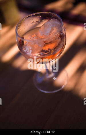 Glas Rosé auf einem Tisch Stockfoto