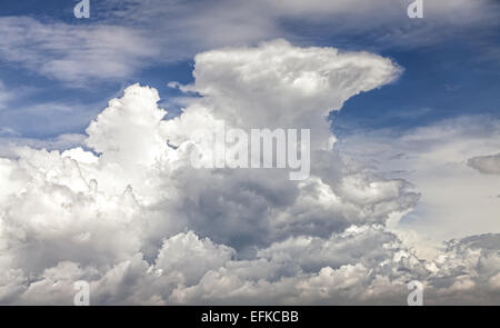 Einzigartige dramatischer Himmel mit stürmischen Wolken. Stockfoto