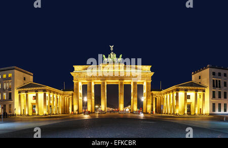 Panoramablick über Brandenburger Tor (Brandenburger Tor) in Berlin, Deutschland in der Nacht Stockfoto