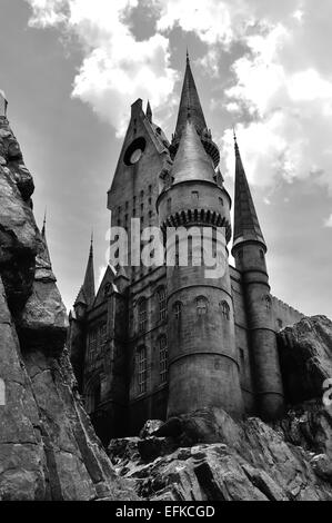 Schwarz-Weiß-Bild der Hogwarts Schule für Hexerei und Zauberei in den Universal Studios, Orlando, Florida, USA Stockfoto