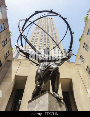 NEW YORK - 18 Juni: Atlas-Statue im Rockefeller Center am 18. Juni 2014 in New York. Die Atlas-Statue ist eine Bronzestatue in fron Stockfoto