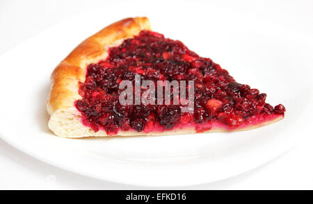 Apple und Preiselbeere Marmelade Kuchen auf den weißen Teller Stockfoto