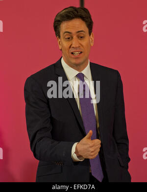 Stroud, Gloucestershire, UK. 6. Februar 2015. Labour-Chef Ed Miliband befasst sich mit eine Arbeiterpartei Kundgebung "Völker in Frage Time'at das Abonnement Zimmer Stroud. Bildnachweis: Charlie Bryan/Alamy Live News Stockfoto