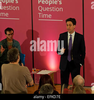 Stroud, Gloucestershire, UK. 6. Februar 2015. Labour-Chef Ed Miliband befasst sich mit eine Arbeiterpartei Kundgebung "Völker in Frage Time'at das Abonnement Zimmer Stroud. Bildnachweis: Charlie Bryan/Alamy Live News Stockfoto