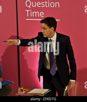 Stroud, Gloucestershire, UK. 6. Februar 2015. Labour-Chef Ed Miliband befasst sich mit eine Arbeiterpartei Kundgebung "Völker in Frage Time'at das Abonnement Zimmer Stroud. Bildnachweis: Charlie Bryan/Alamy Live News Stockfoto