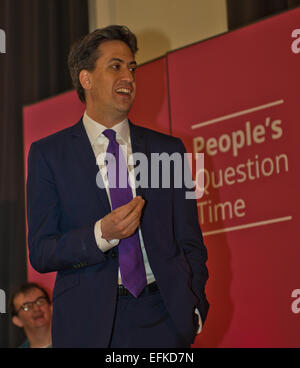 Stroud, Gloucestershire, UK. 6. Februar 2015. Labour-Chef Ed Miliband befasst sich mit eine Arbeiterpartei Kundgebung "Völker in Frage Time'at das Abonnement Zimmer Stroud. Bildnachweis: Charlie Bryan/Alamy Live News Stockfoto