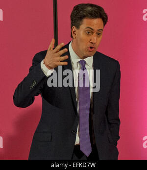 Stroud, Gloucestershire, UK. 6. Februar 2015. Labour-Chef Ed Miliband befasst sich mit eine Arbeiterpartei Kundgebung "Völker in Frage Time'at das Abonnement Zimmer Stroud. Bildnachweis: Charlie Bryan/Alamy Live News Stockfoto