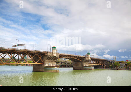 Burnside Zugbrücke in Portland, Oregon an einem bewölkten Tag Stockfoto