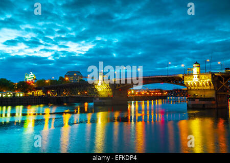 Burnside Zugbrücke in Portland, Oregon an einem bewölkten Tag Stockfoto