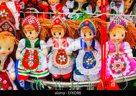 BUDAPEST - 22. Oktober: Traditionelle Magyar Puppen am 22. Oktober 2014 in Budapest, Ungarn. Eine Vielzahl von Puppen sind bei t verkauft Stockfoto