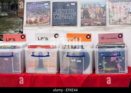 Vinyl Schallplatten, die im Mai auf dem Markt in Bristol, England, verkauft werden Stockfoto