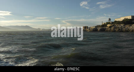 Blauen Himmel am Nachmittag Bucht Fähre Blick vorbei an Südseite der Insel Alcatraz in Richtung Richardson Bay Küste, San Francisco Bay, USA Stockfoto