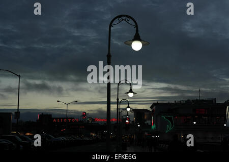 Twilight-Ansicht Linie beleuchtet Straßenlaternen, Embarcadero N Street, Neon Fishermans Grotto, Fishermans Wharf, San Francisco Stockfoto