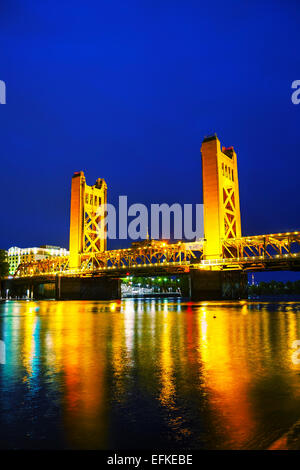 Golden Gates Zugbrücke in Sacramento in der Nachtzeit Stockfoto