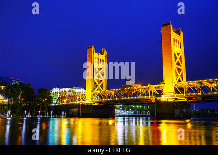 Golden Gates Zugbrücke in Sacramento in der Nachtzeit Stockfoto