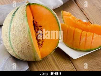 Melone auf Holztisch. Selektiven Fokus Stockfoto