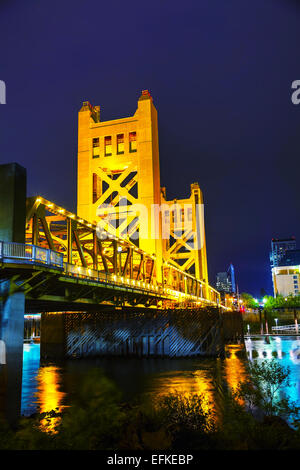 Golden Gates Zugbrücke in Sacramento in der Nachtzeit Stockfoto