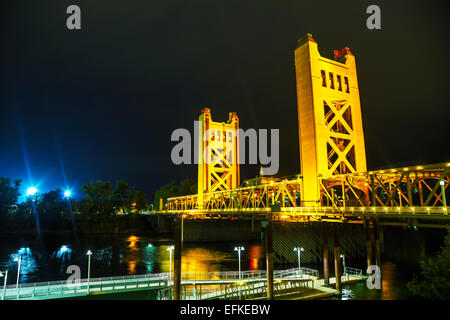 Golden Gates Zugbrücke in Sacramento in der Nachtzeit Stockfoto
