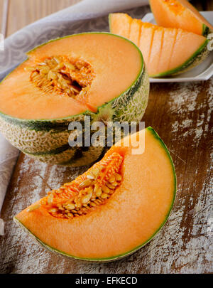 Frische Melone Melone auf Holztisch. Selektiven Fokus Stockfoto