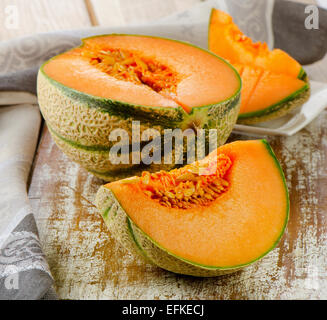 Frische Melone Melone auf einem Holztisch. Selektiven Fokus Stockfoto