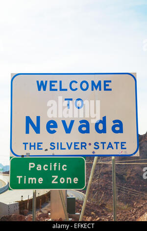 Herzlich Willkommen Sie in Nevada Straßenschild an der Staatsgrenze Stockfoto