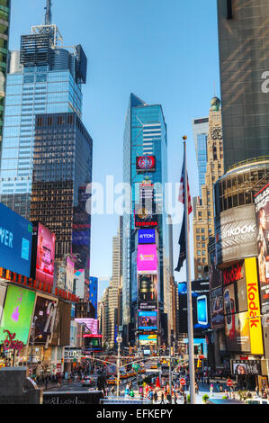 NEW YORK CITY - Mai 12: Times Square mit Personen im 12. Mai 2013 in New York City. Stockfoto