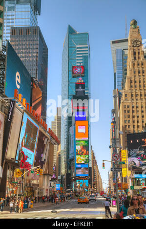 NEW YORK CITY - Mai 12: Times Square mit Personen im 12. Mai 2013 in New York City. Stockfoto