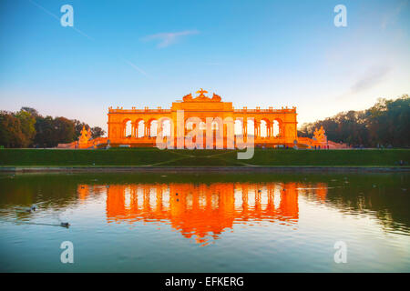 Wien - 19. Oktober: Gloriette Schönbrunn bei Sonnenuntergang mit Touristen am 19. Oktober 2014 in Wien. Stockfoto