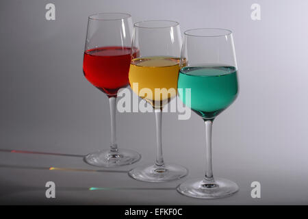 Drei Gläser Wein mit rot, gelb und grün gefärbte Flüssigkeit gefüllt.  Vertreter der Ampel Stockfoto