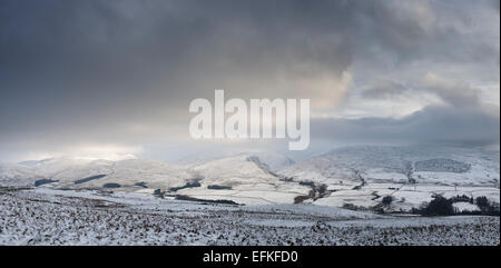 Dunkle Gewitterwolken über dem Moffat Hügel im Winter Schnee. Moffat, Dumfries und Galloway. Schottland. Panoramablick Stockfoto