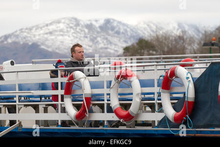 Lake Windermere Cumbria UK 6. Februar 2015 Passagier cruise am Lake Windermere, überragt von der Last des Schnees auf hohen Fjälls, Credit: Gordon Shoosmith/Alamy Live News Stockfoto