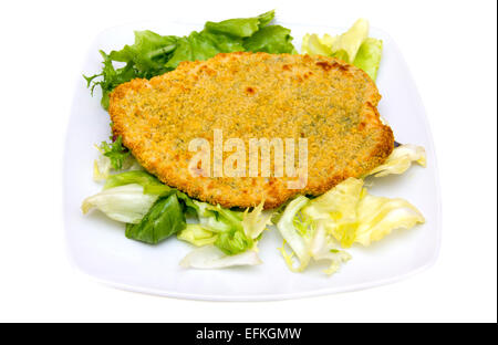 Paniertes Schnitzel mit Salat auf weißem Hintergrund Stockfoto