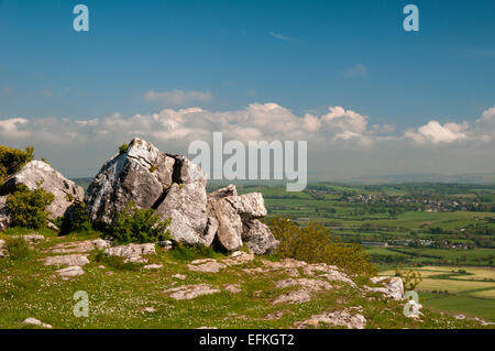 Der Blick in Richtung Warton von der Spitze des Warton Crag in Cumbria. Mai. Stockfoto