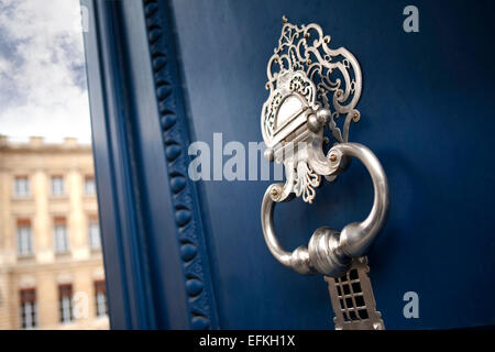 Stilvoller Türklopfer an der Tür von einem französischen Herrenhaus in Bordeaux Stockfoto