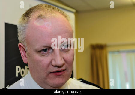 Belfast, Nordirland. 06 Feb 2015 - Hauptkommissar Nigel Grimshaw aus der PSNI hält eine Pressekonferenz über die Bombenanschläge in den letzten 24 Stunden. Er sagte, dass alle vier Geräte starke Ähnlichkeiten aufwiesen, und Polizei behandeln Sie alle als verbunden. Stockfoto