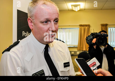 Belfast, Nordirland. 6. Februar 2015 - hält Chief Superintendent Nigel Grimshaw von der Polizei eine Pressekonferenz hinsichtlich Rohrbombe Angriffe in den letzten 24 Stunden. Er sagte, dass alle vier Geräte starke Ähnlichkeiten zeigte, und Polizei wurden sie alle als verknüpfte zu behandeln. Bildnachweis: Stephen Barnes/Alamy Live-Nachrichten Stockfoto