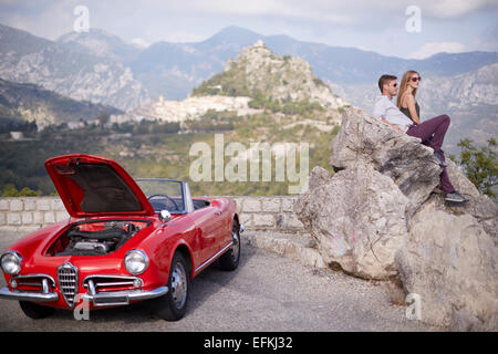 Paar sitzen warten auf Rettung mit einem aufgeschlüsselt Oldtimer in den französischen Bergen Stockfoto