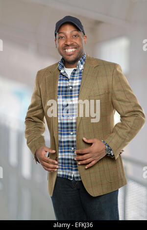Young African American Geschäftsmann Hut im Bürogebäude Stockfoto