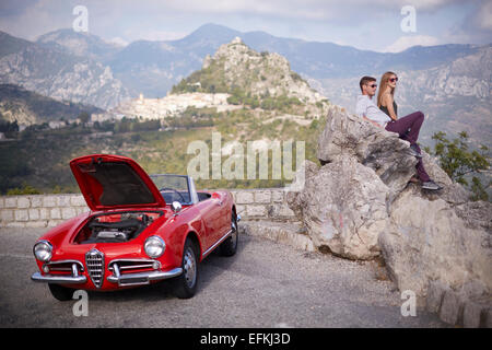 Paar sitzen warten auf Rettung mit einem aufgeschlüsselt Oldtimer in den französischen Bergen Stockfoto