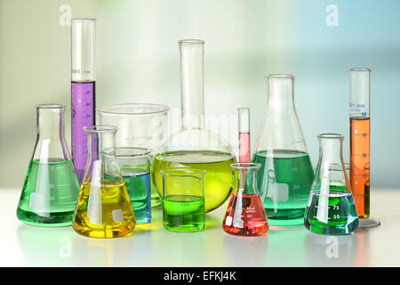 Laborglas auf weißen Tisch und Fenster im Hintergrund - mit Beschneidungspfad auf Glas Stockfoto