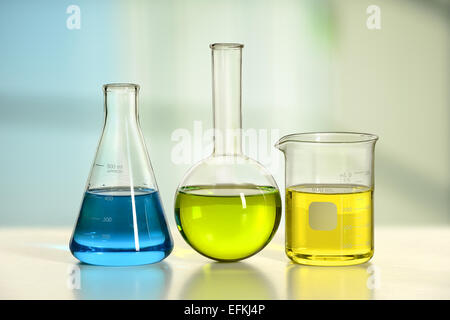 Laborglas auf weißen Tisch mit Fenster im Hintergrund Stockfoto