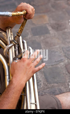 Musiker spielt Tuba in einem Spielmannszug Stockfoto